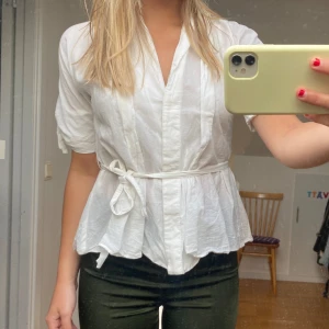 Stockholm  - Så fin blus från zara med knytning i midjan!