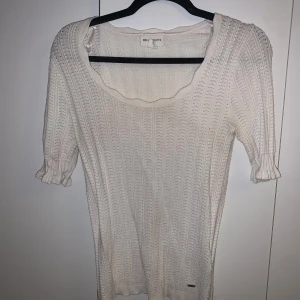 Tröja - armar: 30 cm  Axelbred:45 cm  längd: 55 cm  Väldigt stretchig och mjuk Går att använda som storlek M också