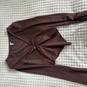 Topp från Nelly - Brun topp från Nelly.  Använd 1 gång. 