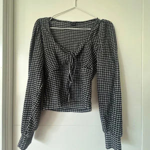 Trendig topp - Skitsnygg trendig blus/topp! Perfekt till vanlig outfit men också fest! Har en liknande så säljer men as cool tröja!❤️