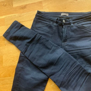 Filippa K jeans  - Snygga jeans från Filippa K! Nypris är omkring 2000 kr💕  Kontakta mig vid intresse och tveka inte med att ställa frågor🥰