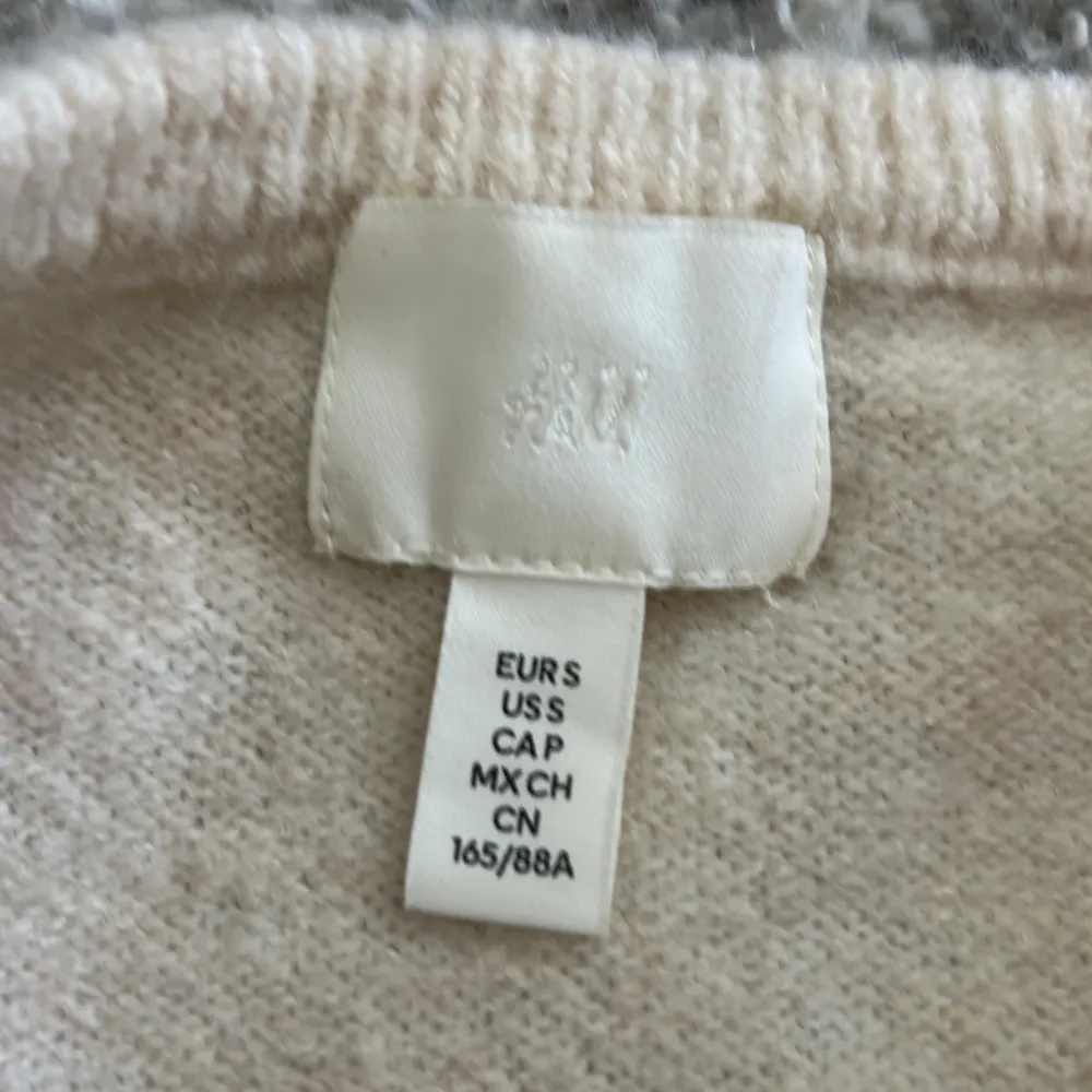 strl s, beige/ creme vit färg. Köpte för typ 2 dgr sedan i butik, har lyckats få en fläck på båda sidorna av tröjan( se bild 3) vet inte vad det är för fläck men går säkert bort i tvätten. Säljer eftersom den inte passar på mig, nypris runt 250-300. Stickat.