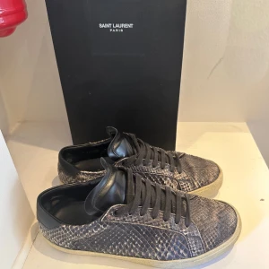 Saint Laurent skor - Väldigt feta och unika Saint Laurent skor i storlek 41,5 De är i ormskinn och är i bra skick. De finns lite slitningar på innersidan av skon men inget som syns vid användning. Allt orginal medföljer, kvitto, box och dustbag. 