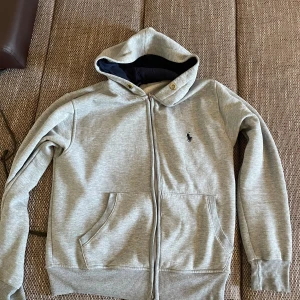 Ralph Lauren Zip-Up Hoodie - Hej, säljer denna hoodie som är i Small men lite mer åt M hållet. Ungefär 60/40 mer åt medium.  Lägger fraktmetoden som ”liten” så frakten blir så billig som möjligt!