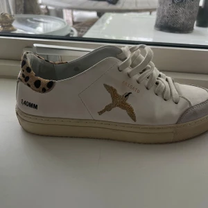 Axel Arigato skor - Säljer mina fina Arigato sneakers, mycket bra skick🥰