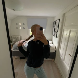 Mörkblå collage tröja från NAKD - Jätte snygg collage tröja i mörkblått från nakd! Super fin till ett par lågmidjade jeans