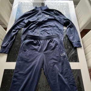Mörkblå Armani EA7 tracksuit set i ett mycket bra skick - 9/10 begagnat skick, Storlek M, inga hål eller fläckar!