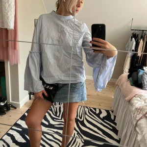 Fin blus - Jättefin randig blus med utsvängda armar, från Carib Wester💞⭐️ storlek 42 men passar mig som vanligtvis haar xs/s