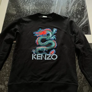 Svart Kenzo T-shirt i ett mycket bra skick - 9/10 begagnat skick, sparsamt använd, Storlek S, svart färg, inga hål eller defekter