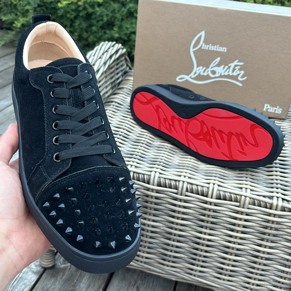 Säljer mina Christian Louboutin för de är inte min stil.Modell Louis Junior Spikes leather sneakers.Knappt använda.Skick: 9,8/10.Storlek 42 passar också storlek 42,5.Medföljer box och dustbag.Vänligen hör av er vid frågor eller funderingar mvh Philip. Skor.