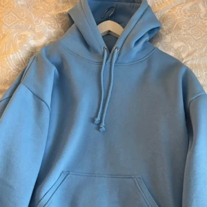 Blå Hoodie  - Blå Hoodie från bikbok i storlek xs, aldrig använd så i fint skick och utan defekter 💗