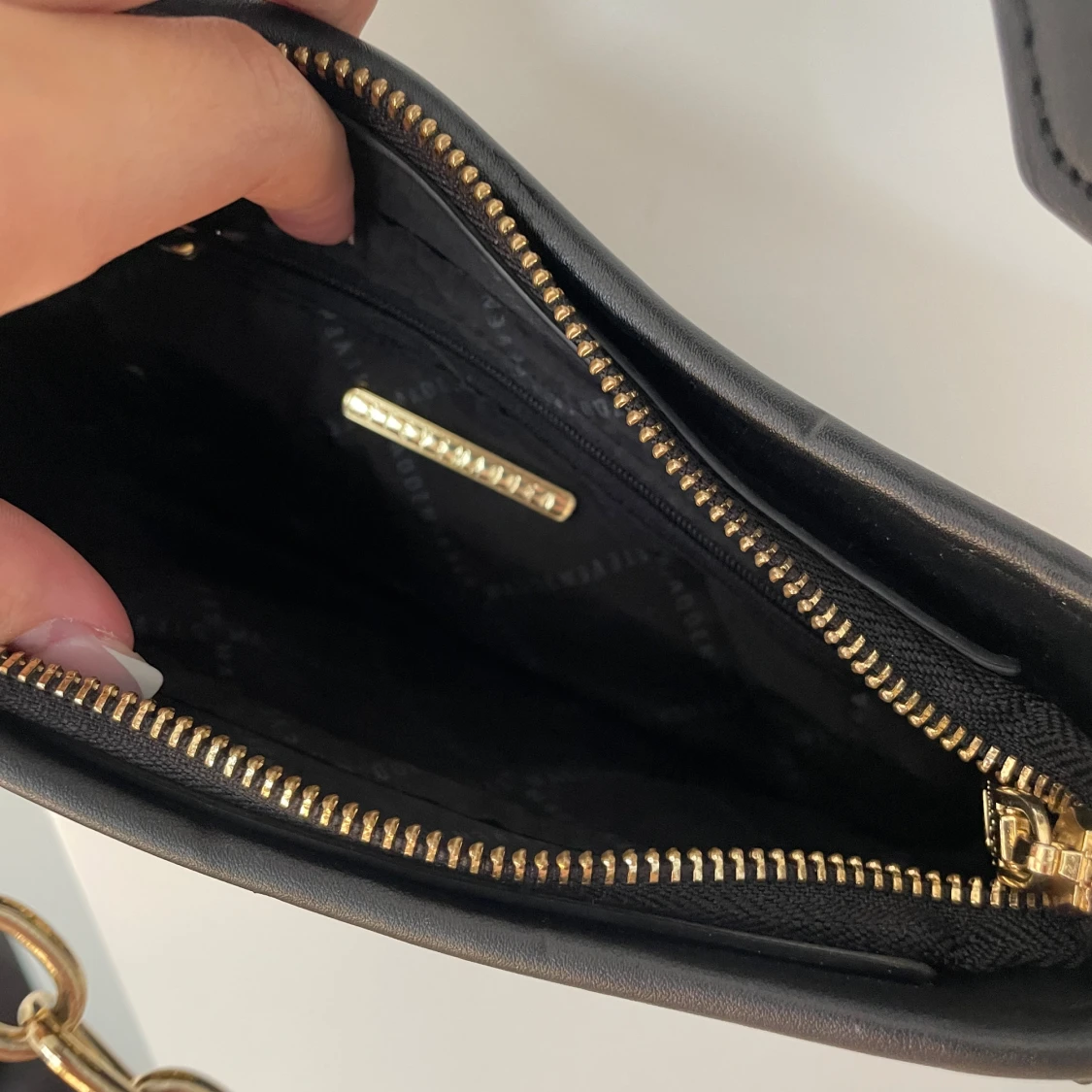 Steve Madden väska svart guld  - 90