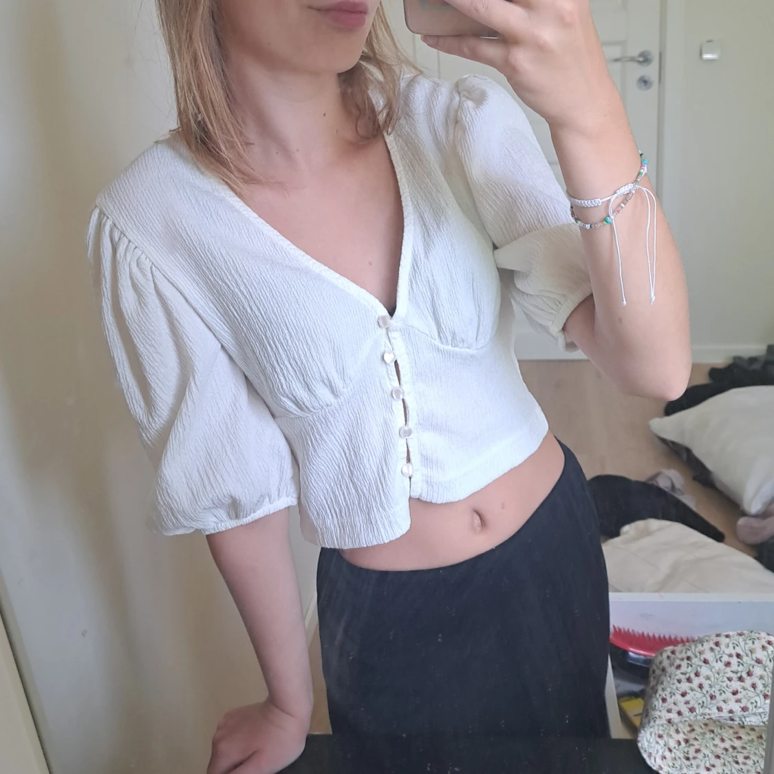 Vit blus med knappar - 1