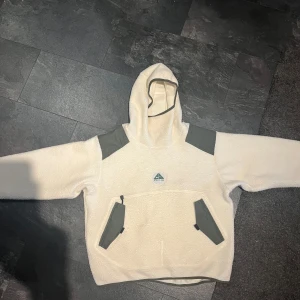 Nike ACG Fleece Tröja/jacka - 10/10 skick. Riktigt skön fleece tröja i storlek S Men sitter baggy så mer som M-L.