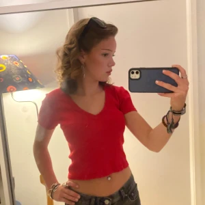 Ribbad croptop t-shirt - Gullig t-shirt från Brandy Melville. Köpt på Sellpy för något år sen men har aldrig kommit till användning. Inga defekter. Den är även smått ribbad.