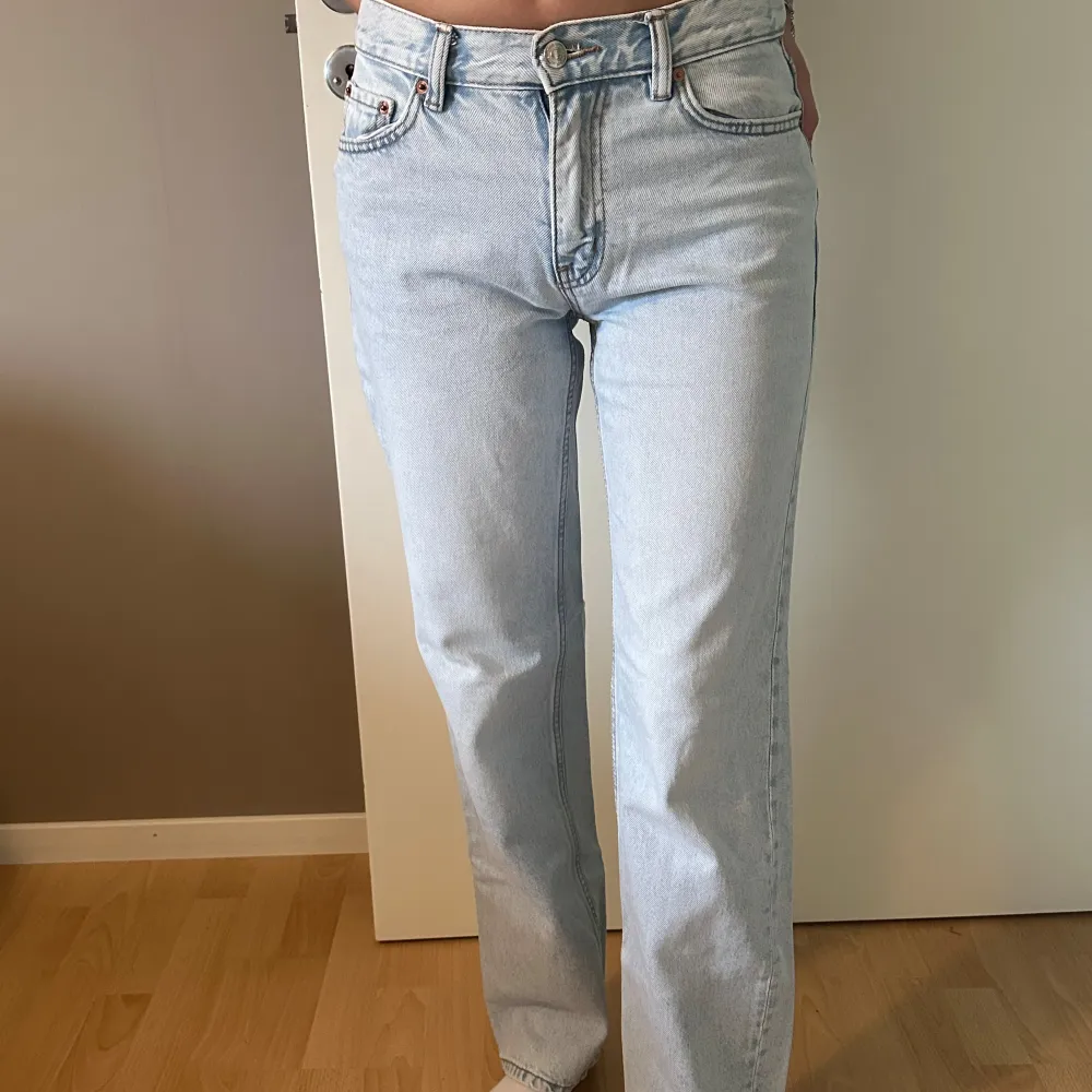 Säljer mina low straight jeans från Gina Tricot. Använda men i ett bra skick. (Slutsåld på hemsidan). Jeans & Byxor.