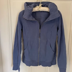 Lululemon Scuba Full Zip Hoodie - Jättefin sportig lululemon scuba hoodie!! I jättefint skick. 💌💌