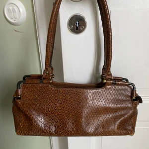 Brun axelväska  - Säljer en snygg brun axelväska☺️kan tänkta mig att gå ner i pris 🤗🩷🫶