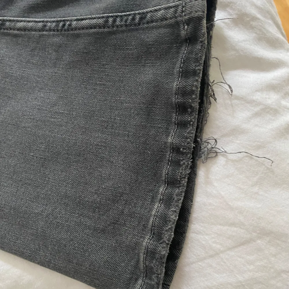 Bootcut jeans. Använda lite då och då. Men tyvärr har de blivit en del slitna.  Stolek 158. Jeans & Byxor.