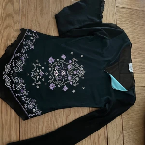 Y2k mesh top - Säljer den här jättecoola mesh toppen. Helt i mesh på armar och rygg men turkos insida. Hör av er för fler bilder!❤️‍🔥 (pris kan diskuteras)