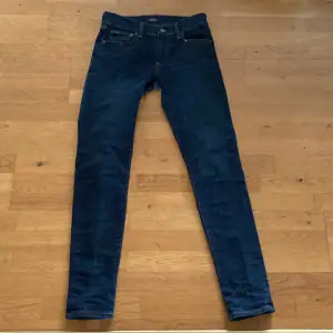 Säljer dessa feta Ralph lauren jeansen i 10/10 skick. Storlek 26 passar dig som är 152 till 165 ungefär. Skriv om ni har några förslag eller funderingar👖pris kan diskuteras!