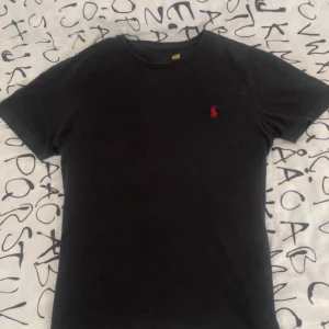 Ralph lauren tröja  - Jag säljer tröjan åt en kompis då den inte kommer till användning💞 priset kan diskuteras den är i storlek M men passar till S