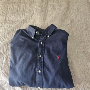 Ralph lauren skjorta  - Mörkblå ralphlauren skjorta i L men passar XL