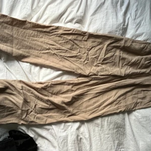 Kostymbyxor  - Kostymbyxor i mer avslappnad modell