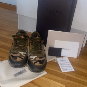 Valentino rockrunners - Tjo, säljer nu mina asfeta valentino rockrunners! Perfekta till hösten! Nypris är runt 7k tror jag säljer de för 2499 priset kan dock diskuteras vid en snabb affär. Allt på bilden ingår!! Ifall du vill ha bild på nåt hojta till ba! 