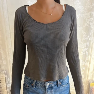 brandy melville tröja - jättefin tröja från brandymelville. ribbat material med spetskant.