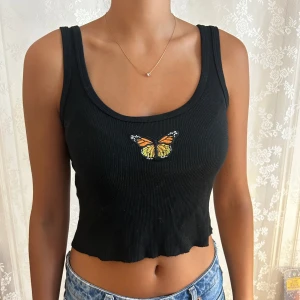 brandy melville topp - brandy melville topp i ribbat material med tryck🦋🦋