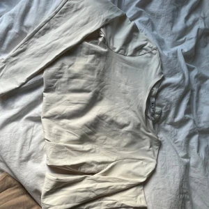 Bodysuit  - Lite off white bodysuit Använd 1 gång 