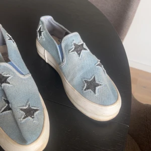 jeans sneakers! - Snygga sneakers i jeans material, kommer inte ihåg var jag köpt dem. Sparsamt använda. Skulle säga att de passar 39-40
