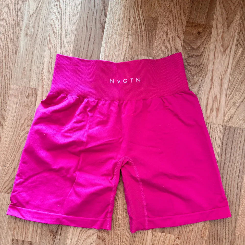 Ett par shorts från NVGTN i fint skick, knappt använda. Storlek M och köparen står för frakten. . Sportswear.