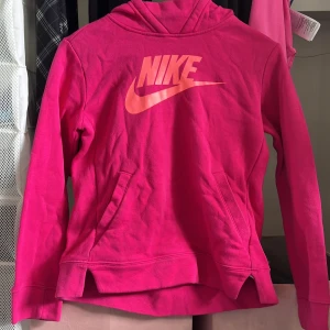 Råsa  hoodie - En fin hoodie som är jätte sjön inuti och utan på fin färg och har fickor på magen 