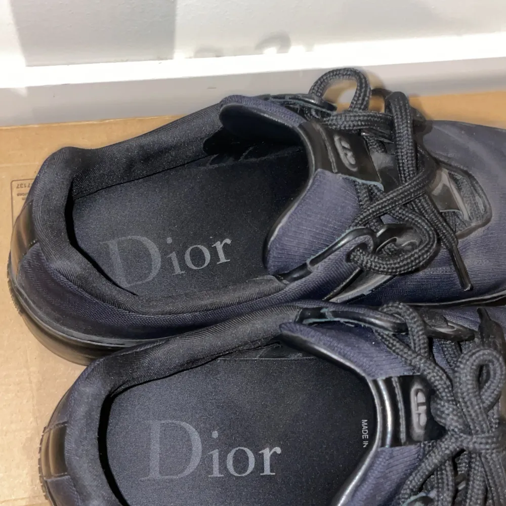 TjaTja, säljer just nu dessa riktigt snygga och schyssta Dior sneakers. Nypriset på dessa är runt 8000kr och vårt pris är endast 2399kr. Skor.