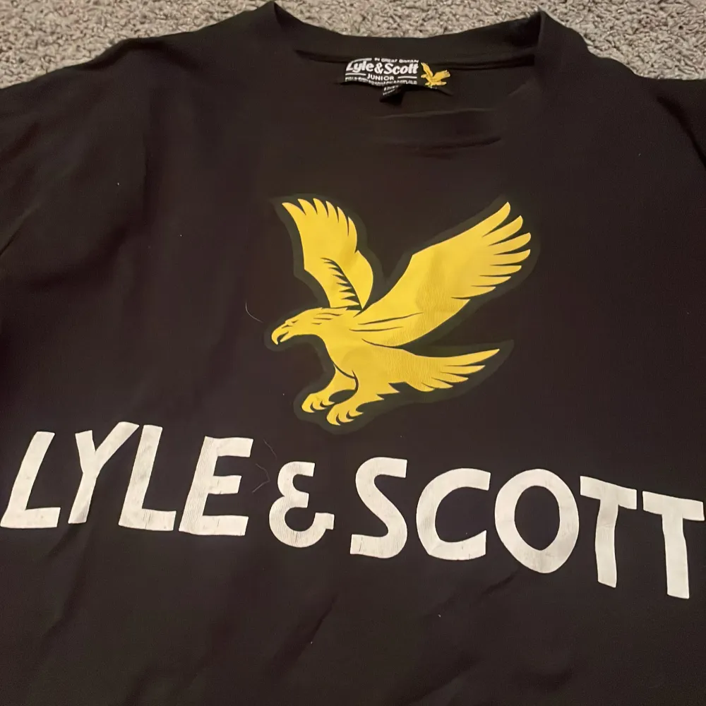 Nu säljer jag en lyle scoot tshirt använd 1-2 gånger och det finns inga defekter färgerna är vit gul och svart. Storleken är ålder 12-13. Skicka vid intresse fler bilder eller frågor så ses vi✌️ . T-shirts.