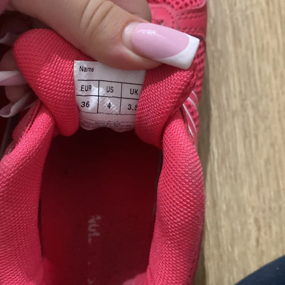 Säljer ett par snygga rosa sneakers med vit sula. De har en sportig design med meshmaterial för bra andningsförmåga och snörning framtill. Perfekta för träning eller vardagsbruk. De är i bra skick och redo för en ny ägare!. Skor.