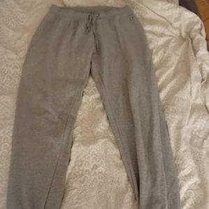 Mjukisbyxor  - Har använt dom här några gånger men säljer dom eftersom dom inte används längre. De finnss inga täken på skador eller något annat.