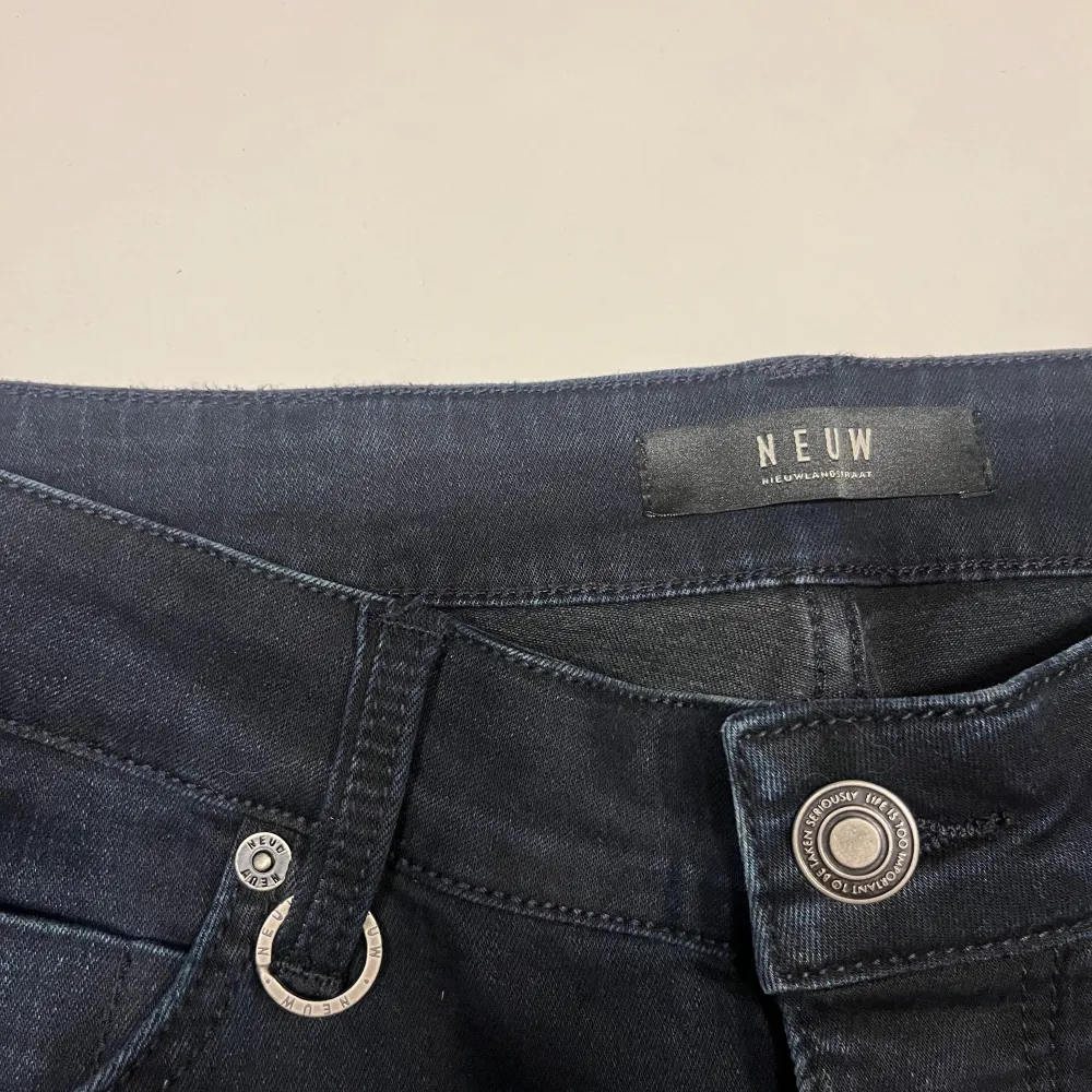 Säljer dessa helt nya NEUW jeans i storlek 31/32. Ny pris 1299 kr mitt pris 599 vid snabb affär kan priset diskuteras. Vid fler frågor är det bara att höra av sig. . Jeans & Byxor.