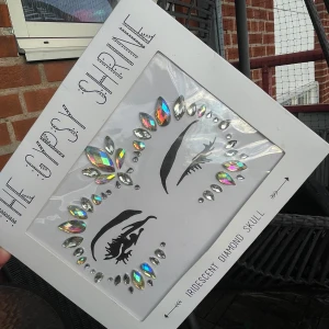 Face and body jewels. Smycken för ansikte och kropp - Se bild. Oanvänt förstås :)