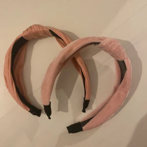 Diadem  - Här så säljer jag mina rosa diadem .2 pack ena är med tyg och andra är med ett spisiellare material. Har inte haft någon nytta av dom så det är därför jag säljer dom.