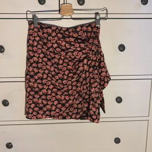 Kjol från Missäy - Rosa kjol i storlek large men skulle säga att den passar medium. Det är en liten storlek. Prislappen är kvar. 