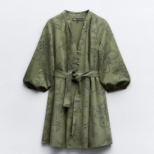 klänning - klänning från zara, aldrig använd med prislapp kvar nypris 400kr 