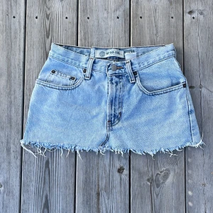 Lågmidjad jeanskjol  - Lågmidjad jeanskjol från GAP i ljusblått 