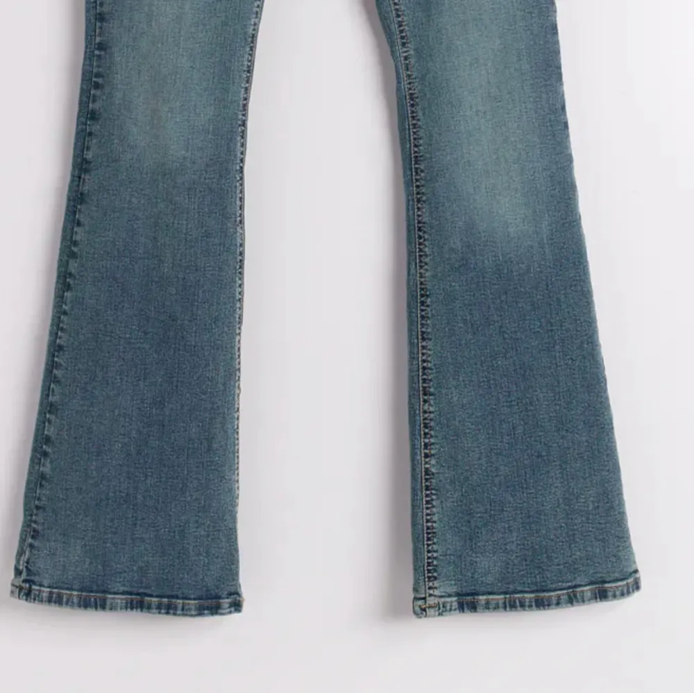 Low waist bootcut jeans från Ginatricot i en fin blå färg. Storlek xs och är bra längd på mig som är 165. Superfina säljer för att jag har för många. Köpta för 500. Jeans & Byxor.