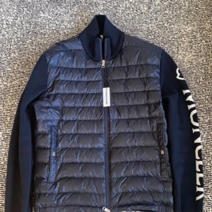 Moncler cardigan - Säljer min moncler cardigan ifrån kicks N stuff, inga defekter och sparsam använd så jackan är i nyskick. Pris går att diskutera Hör av er vid frågor.