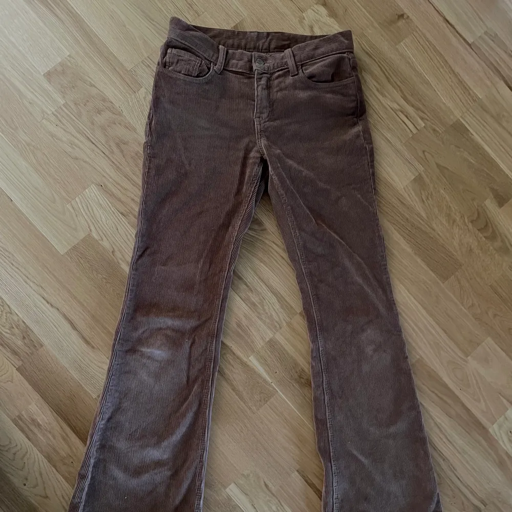 Bruna bootcut manchesterbyxor med låg midja från Brandy Melville. Använda 2 gånger. Orginalpris: 599kr. Jeans & Byxor.