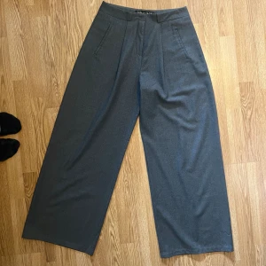 Our legacy pleated kostymbyxor - Our legacy serene trousers i storlek womens 36 Passar mig som brukar ha 38-40 cm midja. Knappt använda Kostade 3400kr nya Fråga gärna om mått och mer bilder! Priset är inte fast! Buda gärna