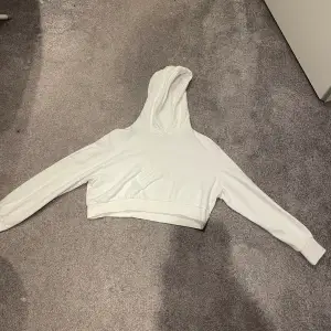 Kroppad vit hoodie med luva, aldig använd. Köpt på zalado. 